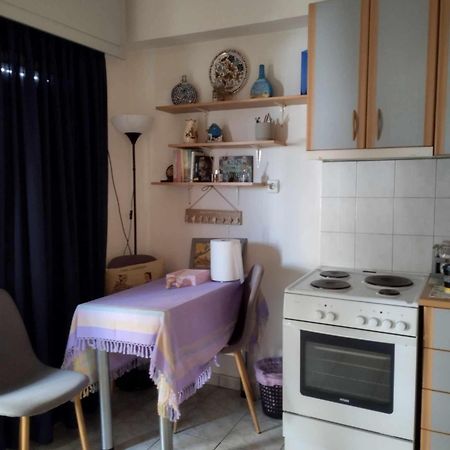 Small And Cosy Appartment- Piccolina Loutraki  Bagian luar foto