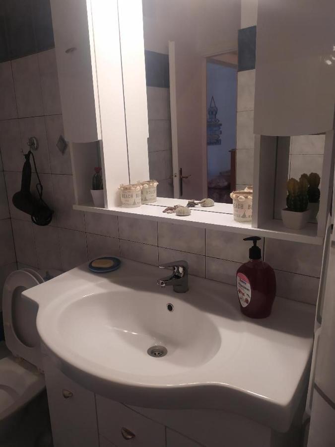 Small And Cosy Appartment- Piccolina Loutraki  Bagian luar foto