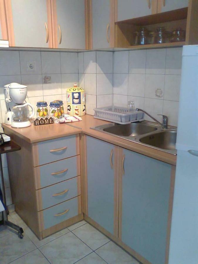 Small And Cosy Appartment- Piccolina Loutraki  Bagian luar foto